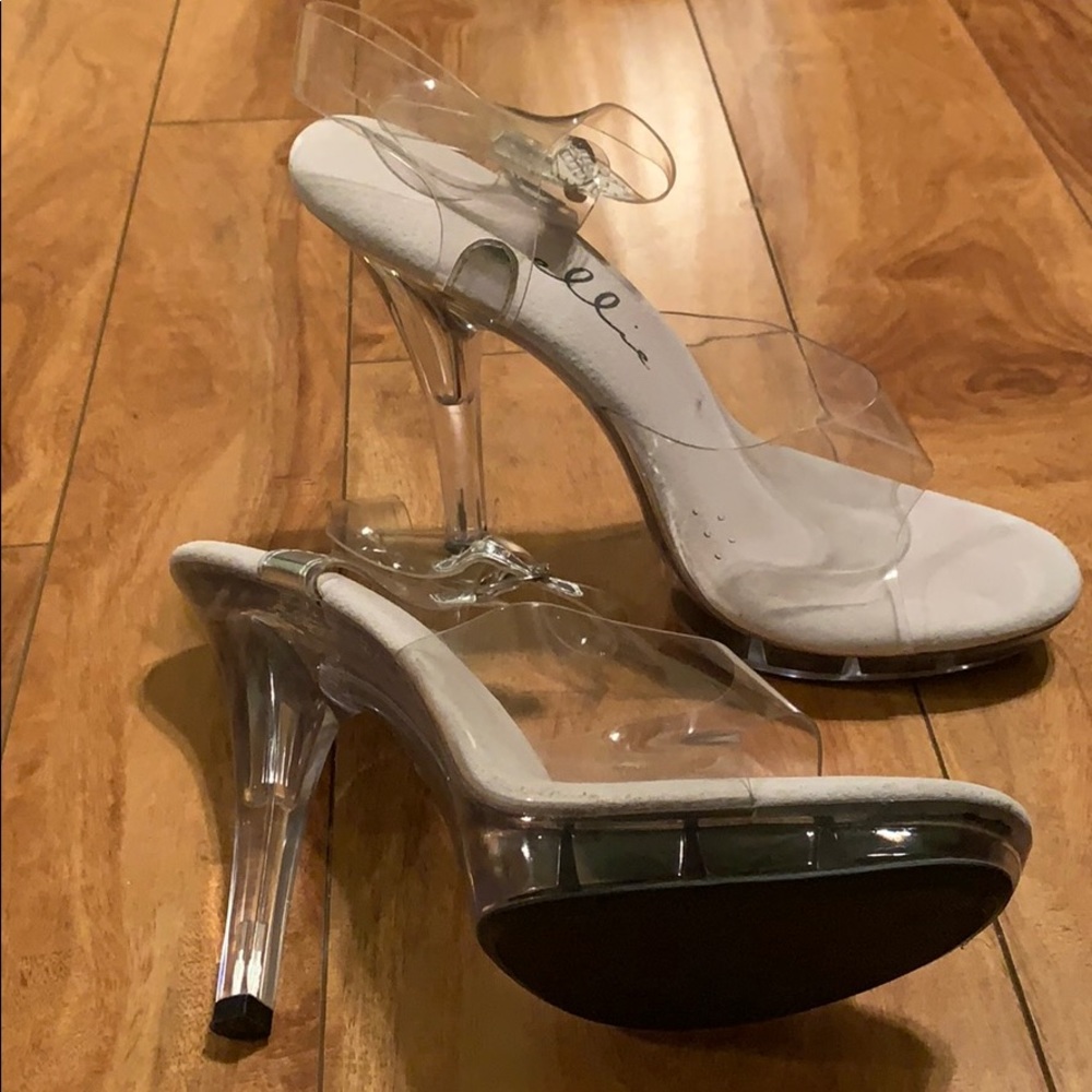 Ellie 5” heels. Like new. Did not fit me.